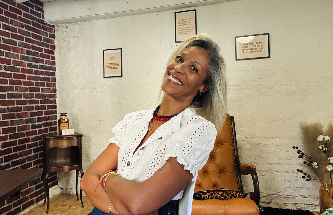 Alexandra HURGON-ROBERT souriante dans son cabinet de Crêches-sur-Saône